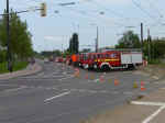 Feuerwehrfahrzeuge stehen in der Pettenkofferstraße Richtung Rothensee in Bereitschaft (Foto: Dirk Höding, Magdeburg)